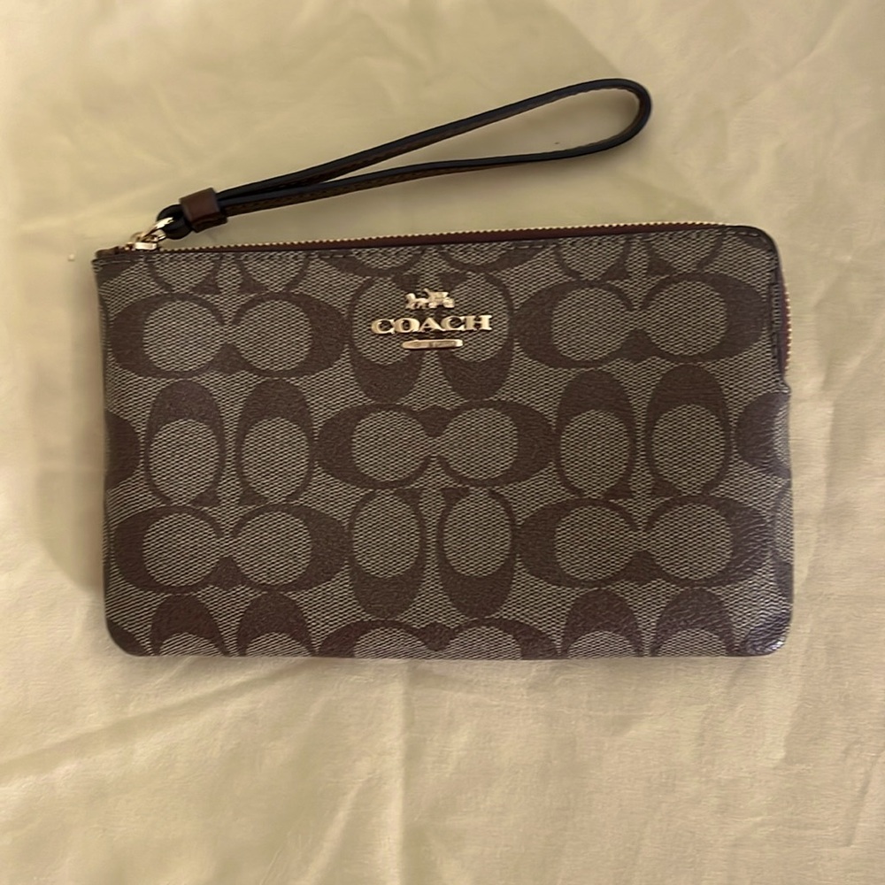 🔥Host Pick🔥NWOT Large Coach Corner Zip Wristlet In Signature Canvas